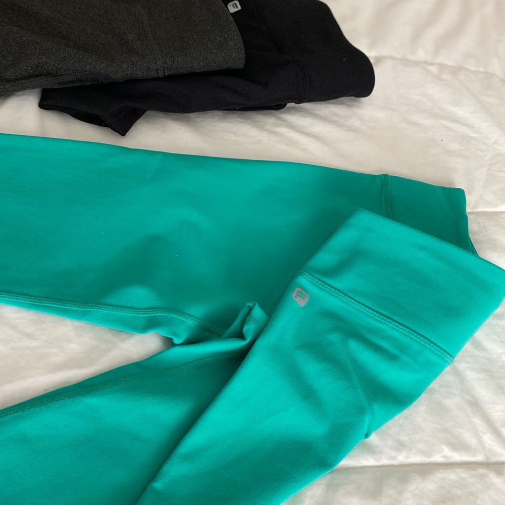 Fabletics Mid Rise Solid Powerhold Capris - Picture 3 of 3